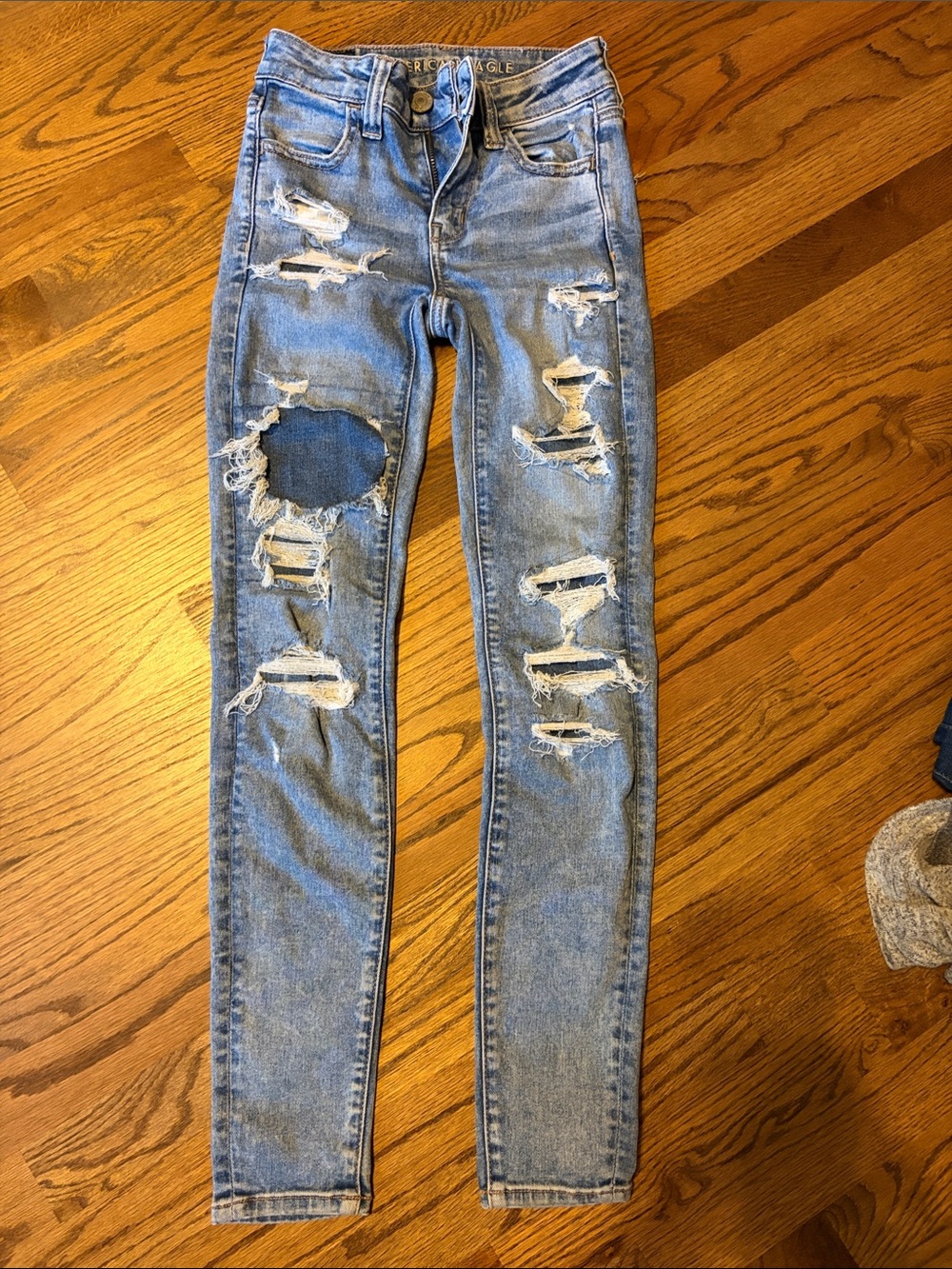 American Eagle Outfitters Light Blue Ripped Skinny Jeans size 000 short